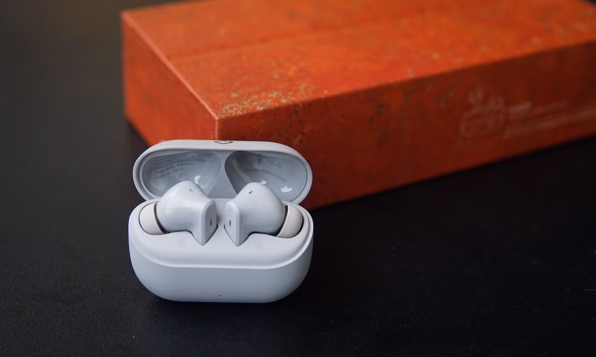 Theo thủ lĩnh ban nhạc Trần Tuấn Hùng, họ đã dành một năm để cùng tối ưu hóa sản phẩm, gồm thiết kế và tinh chỉnh về mặt âm thanh. Sản phẩm sử dụng driver 13 mm, thông số phổ thông với tai nghe trong phân khúc này. Thiết bị có dạng in-ear, cho phép đưa sâu vào lỗ tai giúp chống ồn. Người dùng được tặng kèm theo ba cặp nút tùy chỉnh theo kích cỡ tai.