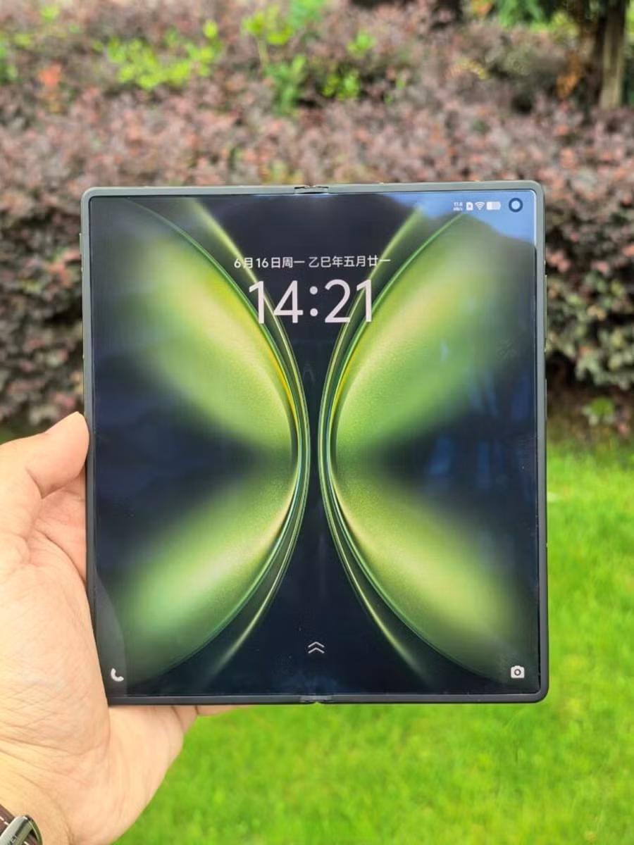 Mặc dù có thân máy siêu mỏng, vivo X Fold 5 dường như không phải hy sinh về thời lượng pin. Chiếc điện thoại gập này được báo cáo có pin 6,000 mAh ấn tượng với hỗ trợ sạc nhanh có dây 90W và không dây 90W. Thiết bị cũng được cho là có thân máy nhẹ hơn, chỉ 209g, giảm từ 219g từ model tiền nhiệm.