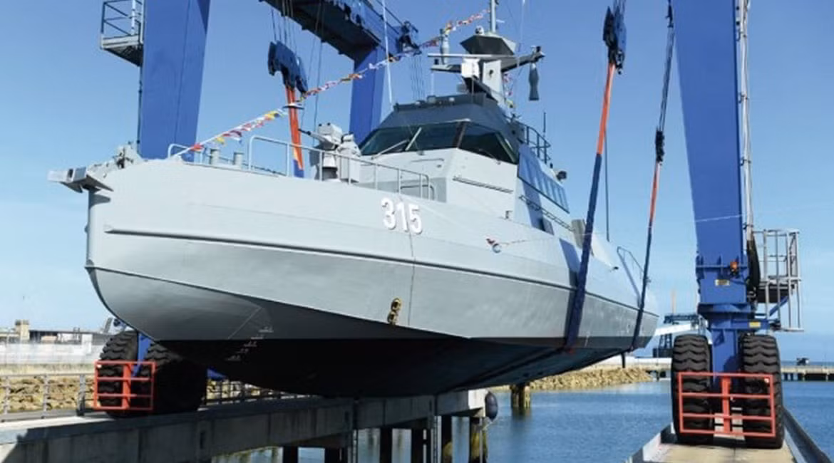 Hệ thống chỉ huy và dẫn đường tự động của Anschütz tạo ra nhiều lợi thế mới trong hoạt động hải quân. Sử dụng các thành phần đã được chứng minh, sẵn có và được phê duyệt loại, hệ thống này cung cấp cho hải quân khả năng an toàn và bền vững hơn đối với các hệ thống không người lái, đồng thời vẫn duy trì được toàn quyền về công nghệ.