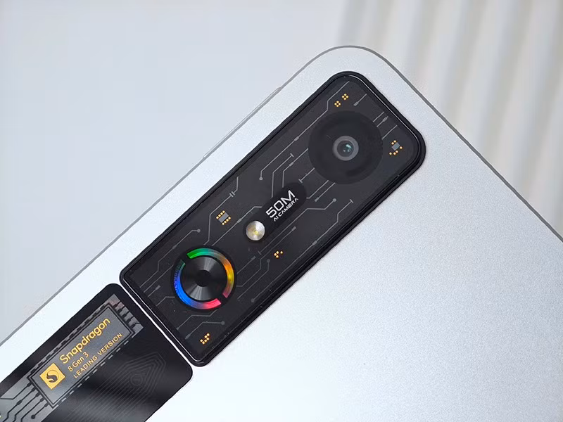 Máy ảnh chính ở mặt lưng có độ phân giải 50MP, trong khi camera selfie nổi bật với độ phân giải 20 MP, cao hơn hầu hết tablet cùng phân khúc.