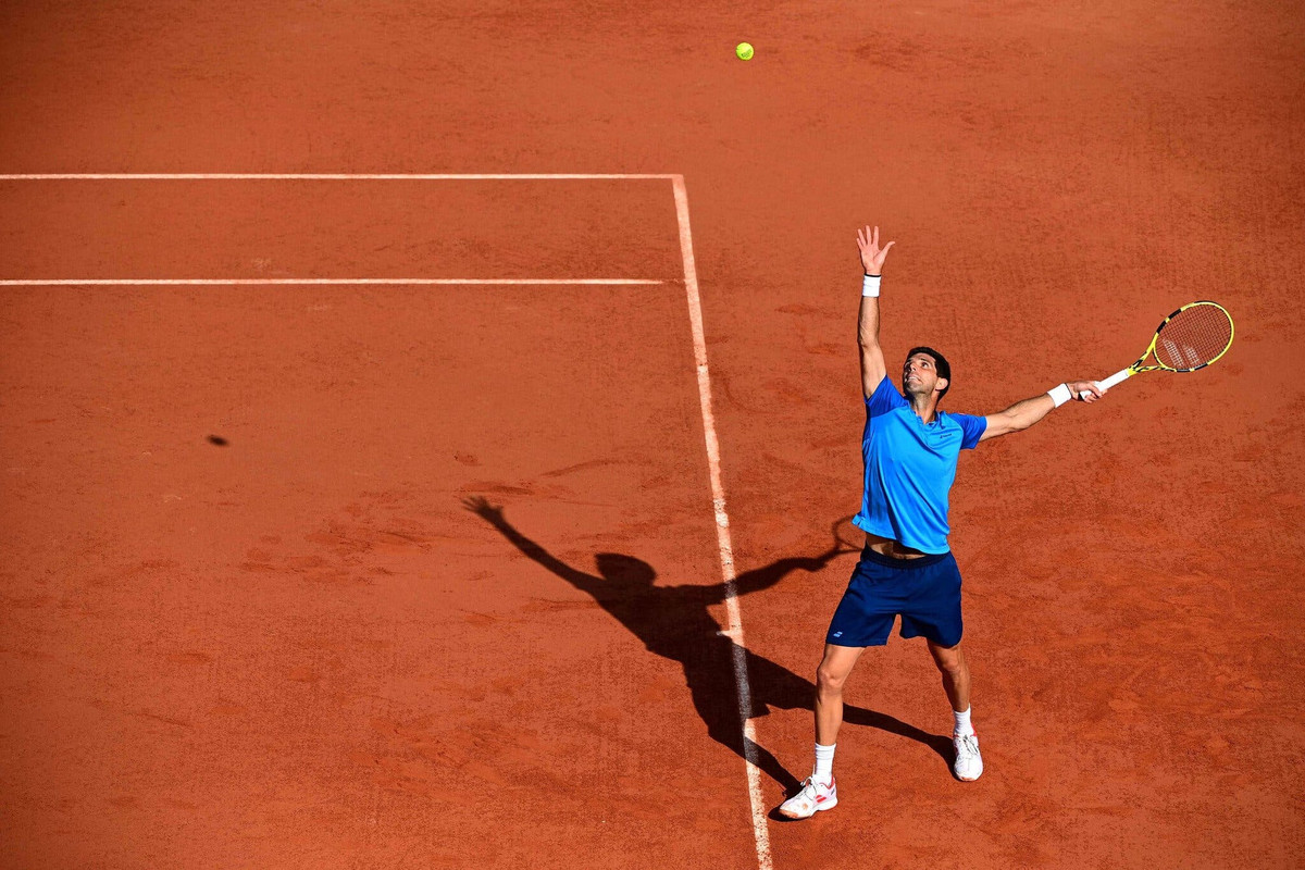 Trong khi cú giao bóng tennis nhanh nhất đạt tới vận tốc 263,4 km/h (kỷ lục do vận động viên người Australia Sam Groth thiết lập năm 2012) thì cú giao bóng Pickleball nhanh nhất đạt được chỉ dừng lại ở con số 95,56 km/h (do vận động viên người Mỹ Riley Casey thiết lập năm 2024).