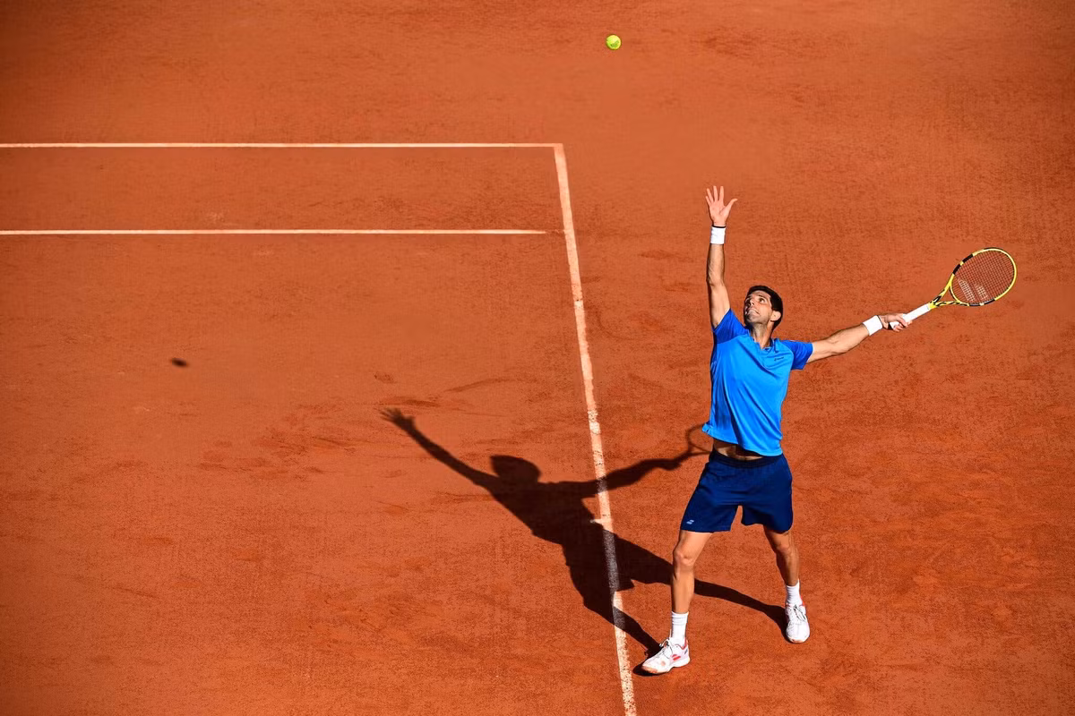 Trong khi cú giao bóng tennis nhanh nhất đạt tới vận tốc 263,4 km/h (kỷ lục do vận động viên người Australia Sam Groth thiết lập năm 2012) thì cú giao bóng Pickleball nhanh nhất đạt được chỉ dừng lại ở con số 95,56 km/h (do vận động viên người Mỹ Riley Casey thiết lập năm 2024).