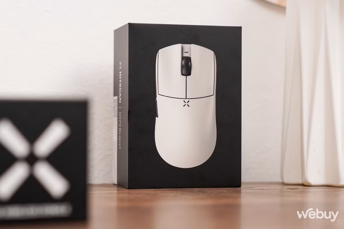 Hitscan Hyperlight được đóng vào một chiếc hộp màu đen, có hình sản phẩm khá là đơn giản.