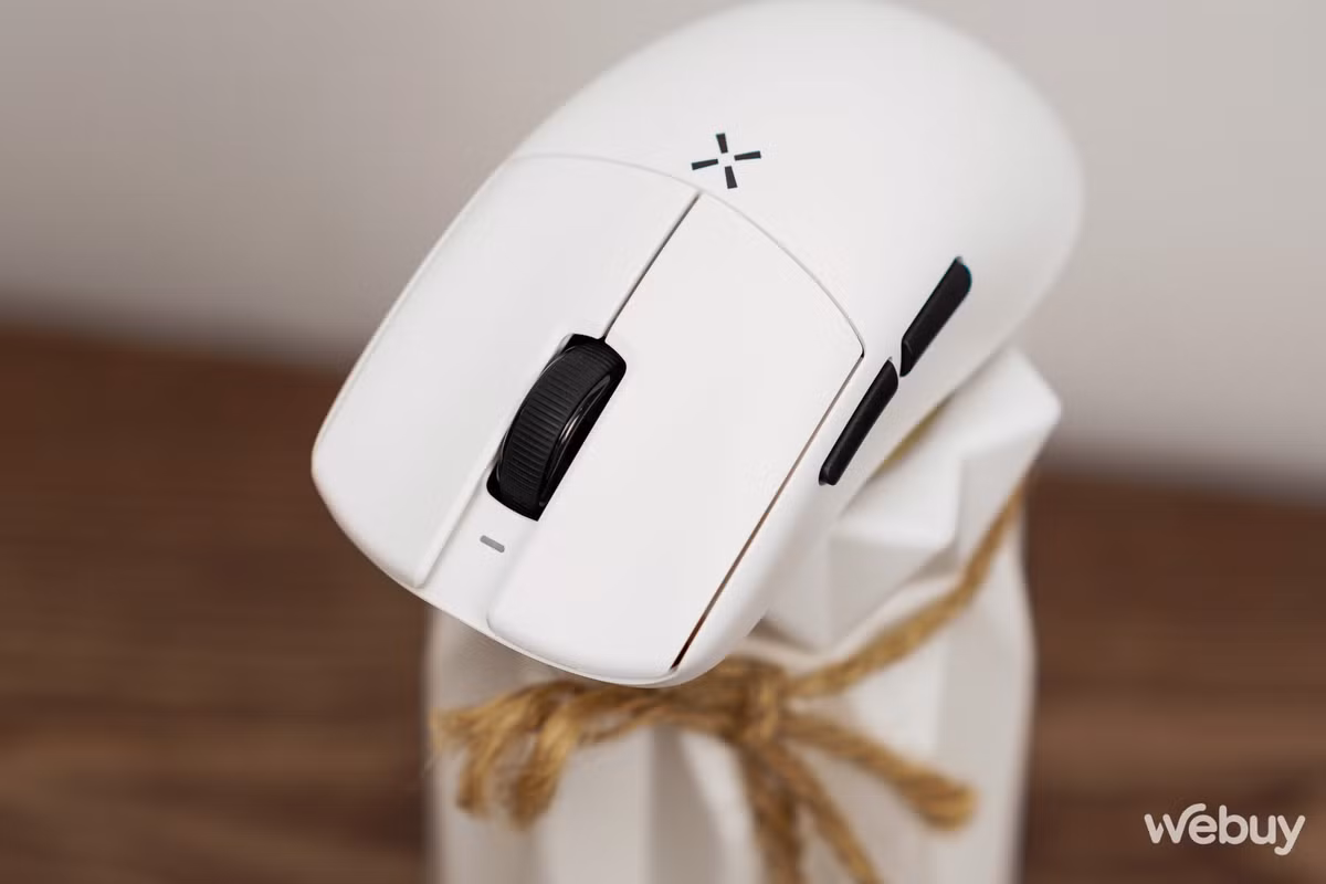 Nhưng có lẽ, ta không nên so sánh những con chuột với nhau chỉ bằng 1 con số cân nặng, trải nghiệm cầm nắm phụ thuộc nhiều hơn vào dáng của mỗi con chuột. Hitscan Hyperlight là một con chuột cân xứng cỡ trung, với phần "gù" gần với phía sau và chiều cao ở mức trung bình. Dáng chuột này giống nhất với dòng Razer Viper Mini để bạn dễ hình dung.