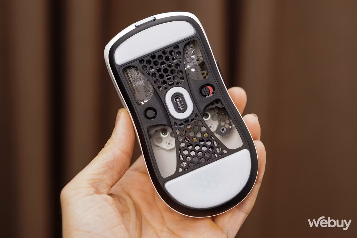 Tưởng rằng là một sản phẩm công nghệ nhàm chán, ít sự thay đổi theo thời gian thì chuột gaming trong thời gian gần đây lại có những bước tiến vượt bậc, có sự cạnh tranh khốc liệt bởi các thương hiệu mới nổi. Tất cả dường như đều hướng tới 1 mục đích duy nhất: Đem tới hiệu năng sử dụng cao trong một thân hình "nhẹ cân" nhất có thể.