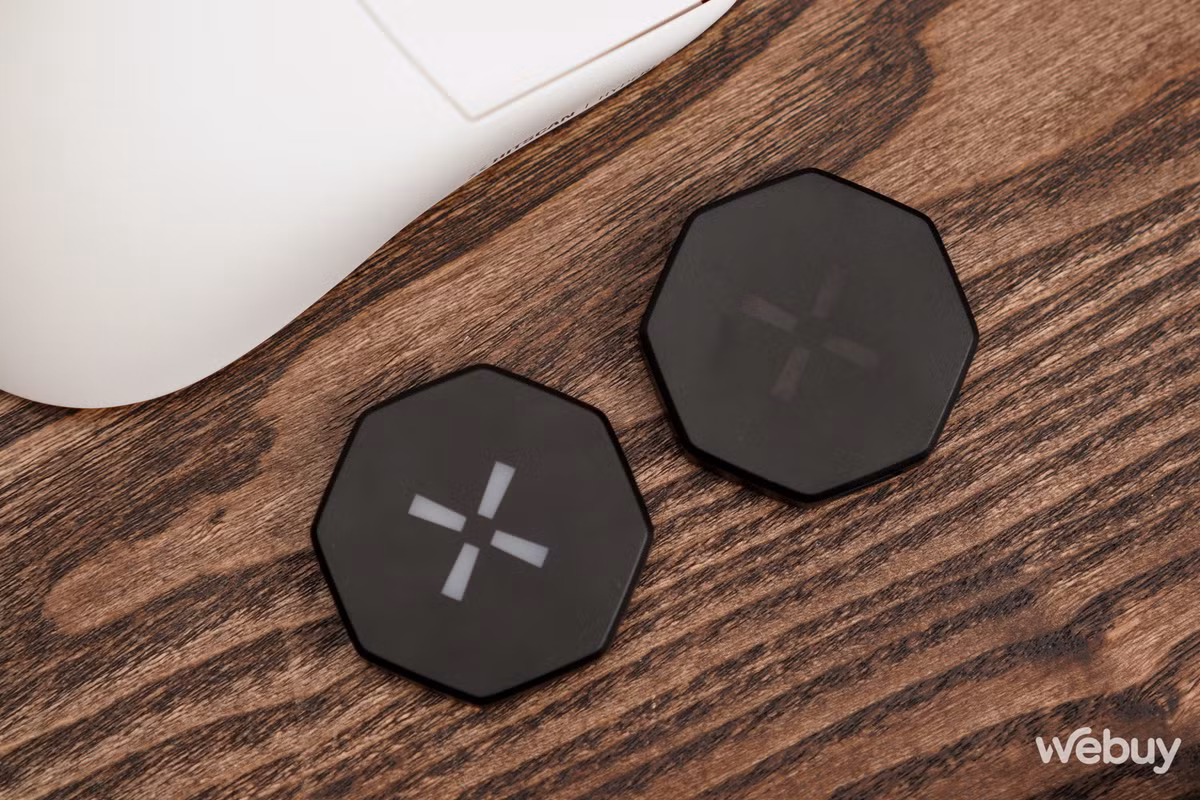 Giống như nhiều hãng chuột khác, mặc định Hyperlight chỉ được tặng kèm với dongle 1000Hz cơ bản mà thôi. Muốn có tần số quét cao 8000Hz (hay mọi người thường gọi tắt là 8K) thì ta sẽ phải mua thêm dongle với giá 715.000 đồng.