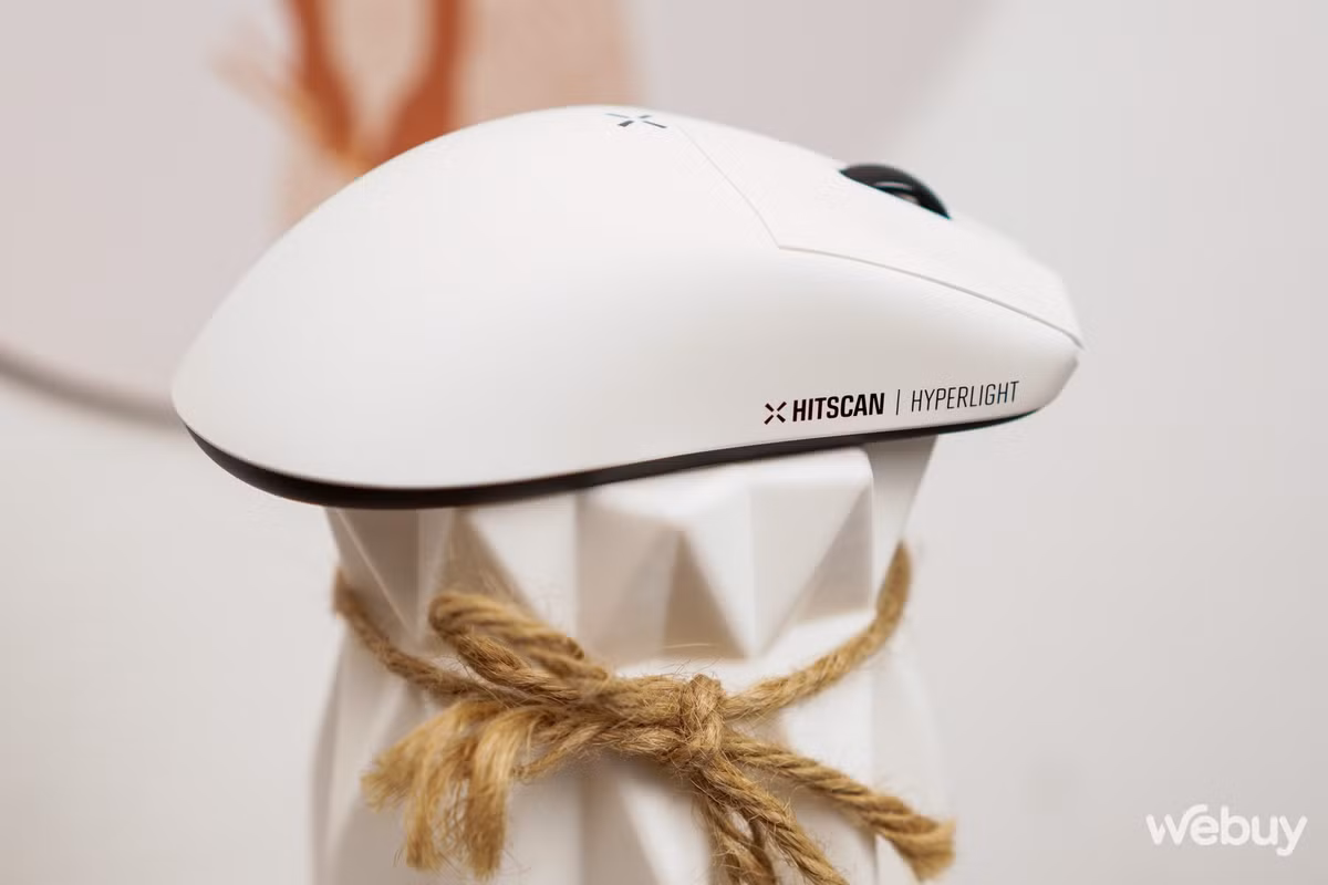 Cạnh phải có logo của hãng và tên sản phẩm, được làm cách điệu với cả chữ in đậm và in mảnh nên nhìn khá đẹp.