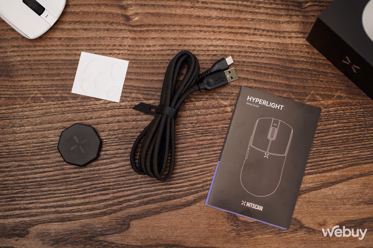 Bộ phụ kiện trong hộp gồm 2 bộ feet PTFE (một bộ chia thành nhiều mảnh nhỏ, 1 bộ có 2 miếng lớn), dongle không dây, dây USB-C và sách hướng dẫn sử dụng.