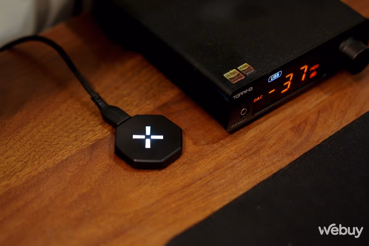 Dù giá hơi cao nhưng dongle này 'bù' cho người dùng thiết kế khá đẹp mắt: Hình lục giác, rất mỏng và có đèn hình logo của Hitscan ở trên mặt, để trên bàn nhìn giống một món trang trí.