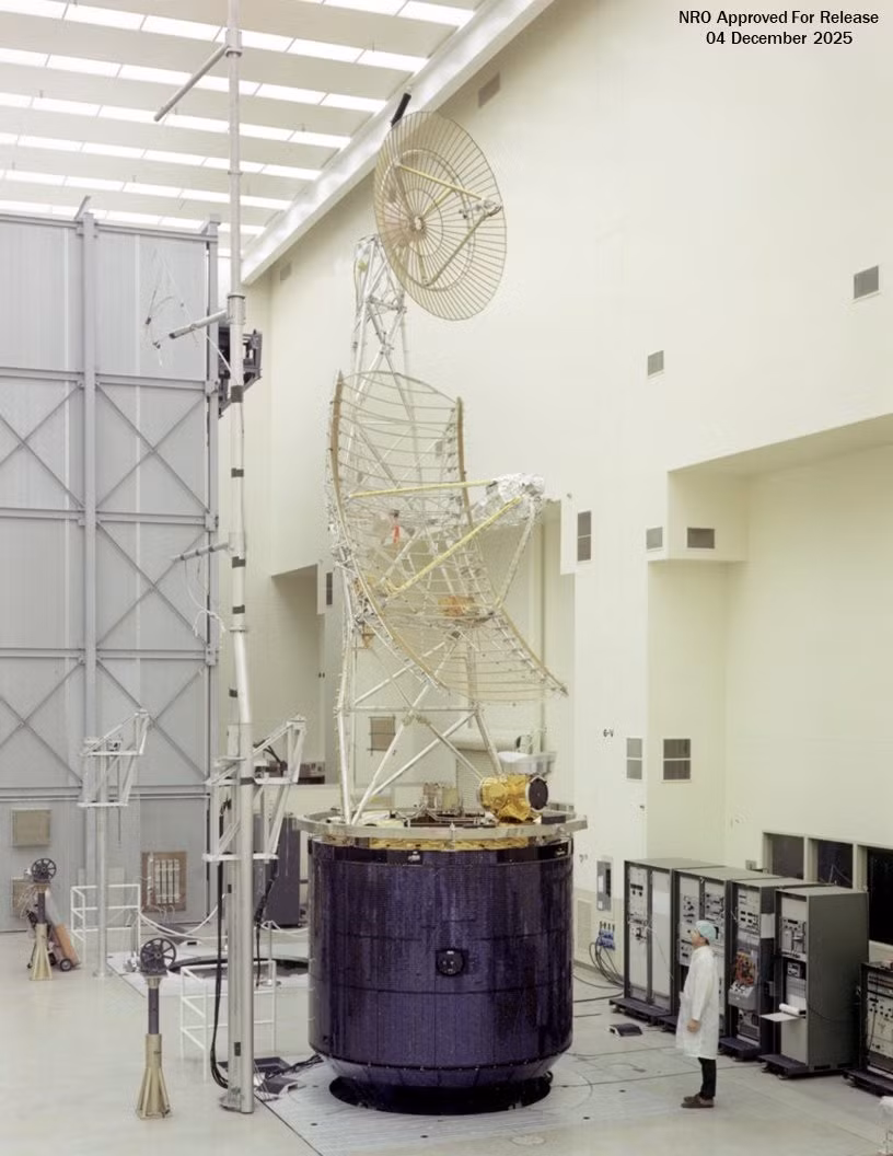 Vệ tinh Jumpseat đang được lắp ráp tại nhà máy. NRO