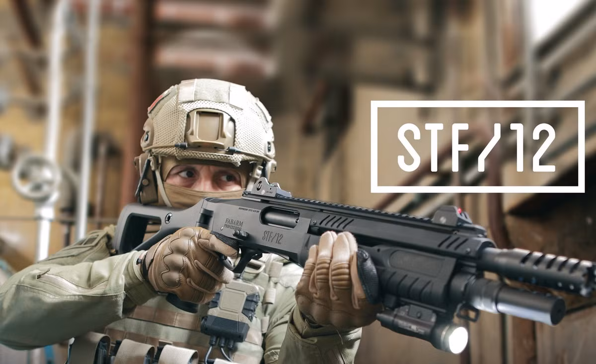 STF/12 Compact XL Range 22″, được giới thiệu là phiên bản nâng cấp chuyên biệt của nền tảng mà Quân đội Đức đã triển khai với tên gọi Mehrzweckflinte 5 (MZF 5), được thiết kế để tấn công các mục tiêu trên không bay nhanh, thấp ở tầm xa — một yêu cầu ngày càng quan trọng trong các hoạt động quốc phòng và an ninh hiện đại.