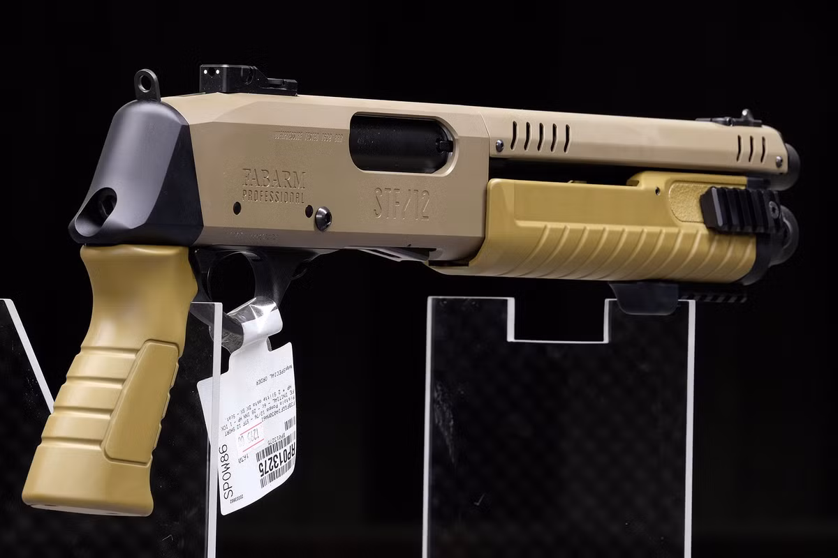 Cấu trúc của súng bao gồm bộ phận thu phát bằng hợp kim nhôm Ergal 55 nhẹ, lớp phủ Cerakote đạt chuẩn Mil-Spec giúp tăng cường độ bền và tấm chắn nhiệt giúp duy trì thời gian bắn. Báng súng gập với tay cầm kiểu súng lục cho phép giảm chiều dài tổng thể từ 102,95 cm xuống còn 80,95 cm để tăng tính di động, trong khi trọng lượng chưa nạp đạn là 3.760 gram.