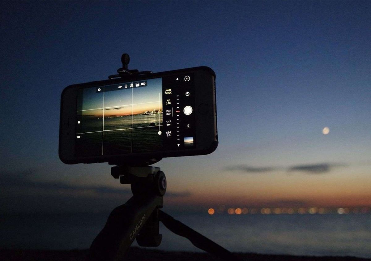 Điểm lưu ý đầu tiên dành cho việc chụp ảnh thiên văn nói chung và chụp ảnh những vật thể xa đó là chân máy (tripod). Dù là smartphone hay những chiếc máy ảnh chuyên nghiệp, để phát huy kết quả tốt nhất bạn phải đặt máy cố định trên chân. Vì vậy đây được xem là thiết bị quan trọng nhất cần phải có.