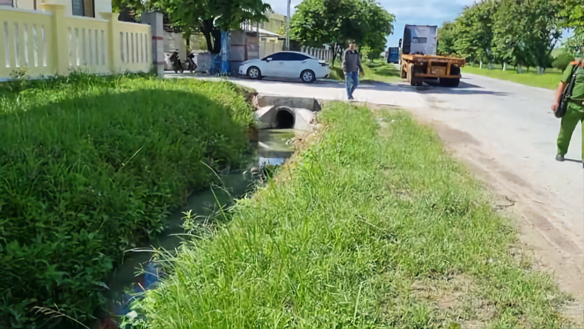 Nhà máy gạch không nung D.Q tại Khu công nghiệp Tịnh Phong có hành vi xả nước thải công nghiệp thông thường chưa qua xử lý ra môi trường.