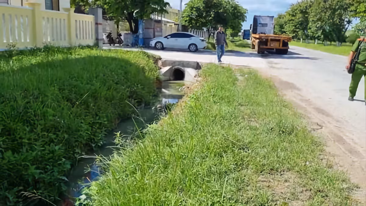 Nhà máy gạch không nung D.Q tại Khu công nghiệp Tịnh Phong có hành vi xả nước thải công nghiệp thông thường chưa qua xử lý ra môi trường.