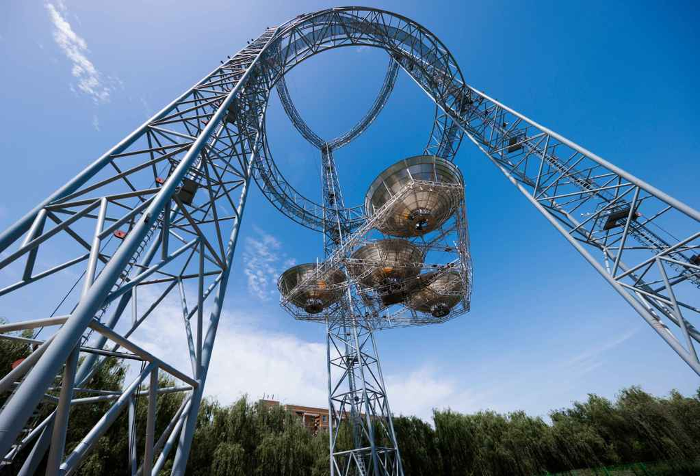 Hệ thống bao gồm theo dõi mặt trời, tập trung ánh sáng, chuyển đổi thành điện, biến điện thành sóng vi ba, phát đi xa và chuyển đổi ngược lại thành điện tại ăng-ten thu.