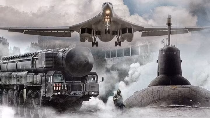 Chiến lược đầu tư mạnh tay vào các lực lượng hạt nhân chiến lược của Nga đang trở nên rõ ràng hơn bao giờ hết. Dù nhiều đơn vị trong lực lượng vũ trang thông thường vẫn thiếu thốn trang bị do hậu quả thời hậu Xô viết, thì ngành tàu ngầm chiến lược và các chương trình vũ khí hạt nhân vẫn được rót vốn ưu tiên tuyệt đối.