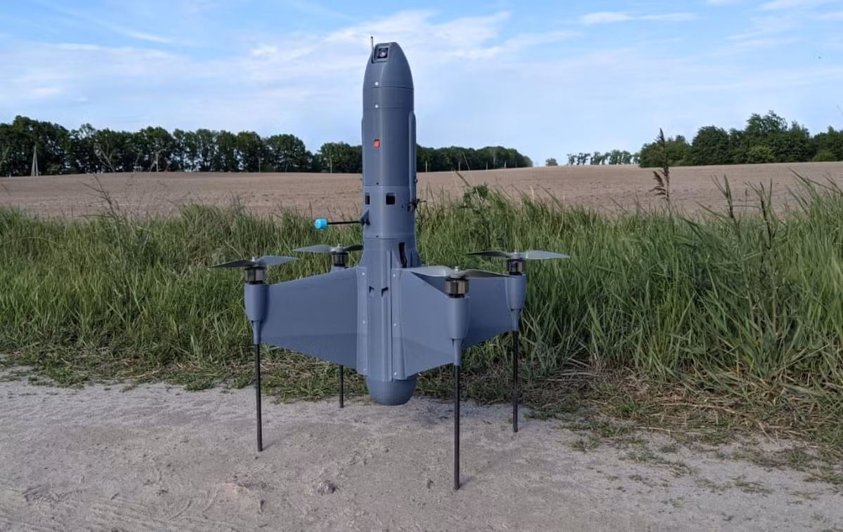 Hệ thống đang được gửi đi, có tên gọi là Merops, sử dụng máy bay không người lái để chống lại máy bay không người lái khác. Nó đủ nhỏ để vừa vặn trong thùng xe bán tải cỡ trung, có khả năng nhận dạng máy bay không người lái và tiếp cận chúng, sử dụng trí tuệ nhân tạo để điều hướng khi liên lạc vệ tinh và điện tử bị gây nhiễu.