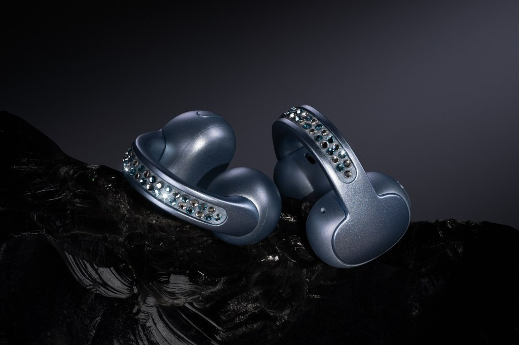 Bộ sưu tập Motorola Brilliant sẽ được bán với số lượng giới hạn ở mức giá 999 USD (khoảng 26,2 triệu đồng), bao gồm cả điện thoại và tai nghe Buds Loop.