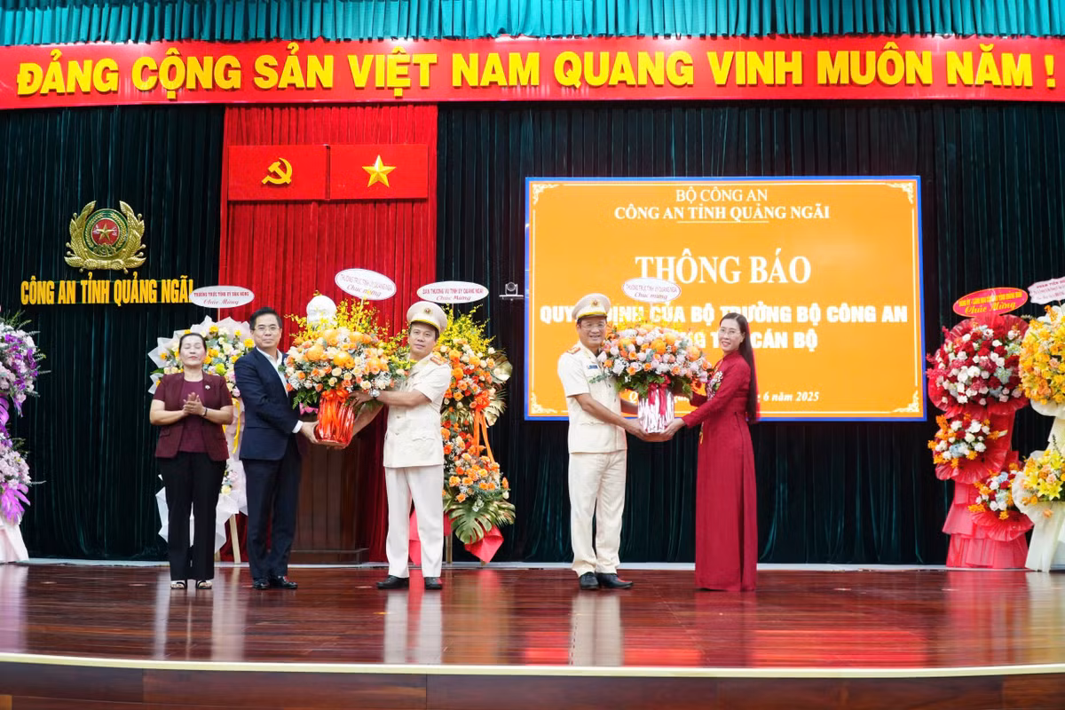Lãnh đạo Tỉnh uỷ và UBND tỉnh Quảng Ngãi tặng hoa chúc mừng đại tá Hồ Song Ân và đại tá Hoàng Anh Tuấn.