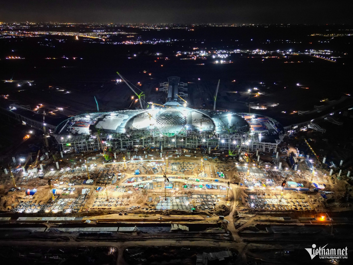 Mục tiêu đặt ra là hoàn thành cơ bản công tác nền, móng và BTXM150 trước ngày 19/12/2025; tiếp đó hoàn tất BTXM350 mặt đường trước tháng 3/2026, bảo đảm đồng bộ với tiến độ nhà ga hành khách để đưa toàn bộ hạng mục vào khai thác trong tháng 6/2026 theo yêu cầu.