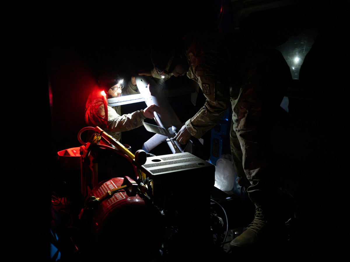 Tuần này, nghị sĩ Jim Himes của bang Connecticut, lãnh đạo phe Dân chủ trong Ủy ban Tình báo Hạ viện, cho biết: “Chúng ta khá giỏi trong việc bắn hạ tên lửa. Điều khó khăn hơn nhiều đối với chúng ta là kho máy bay không người lái khổng lồ của Iran, rất khó phát hiện và khó bắn hạ.”