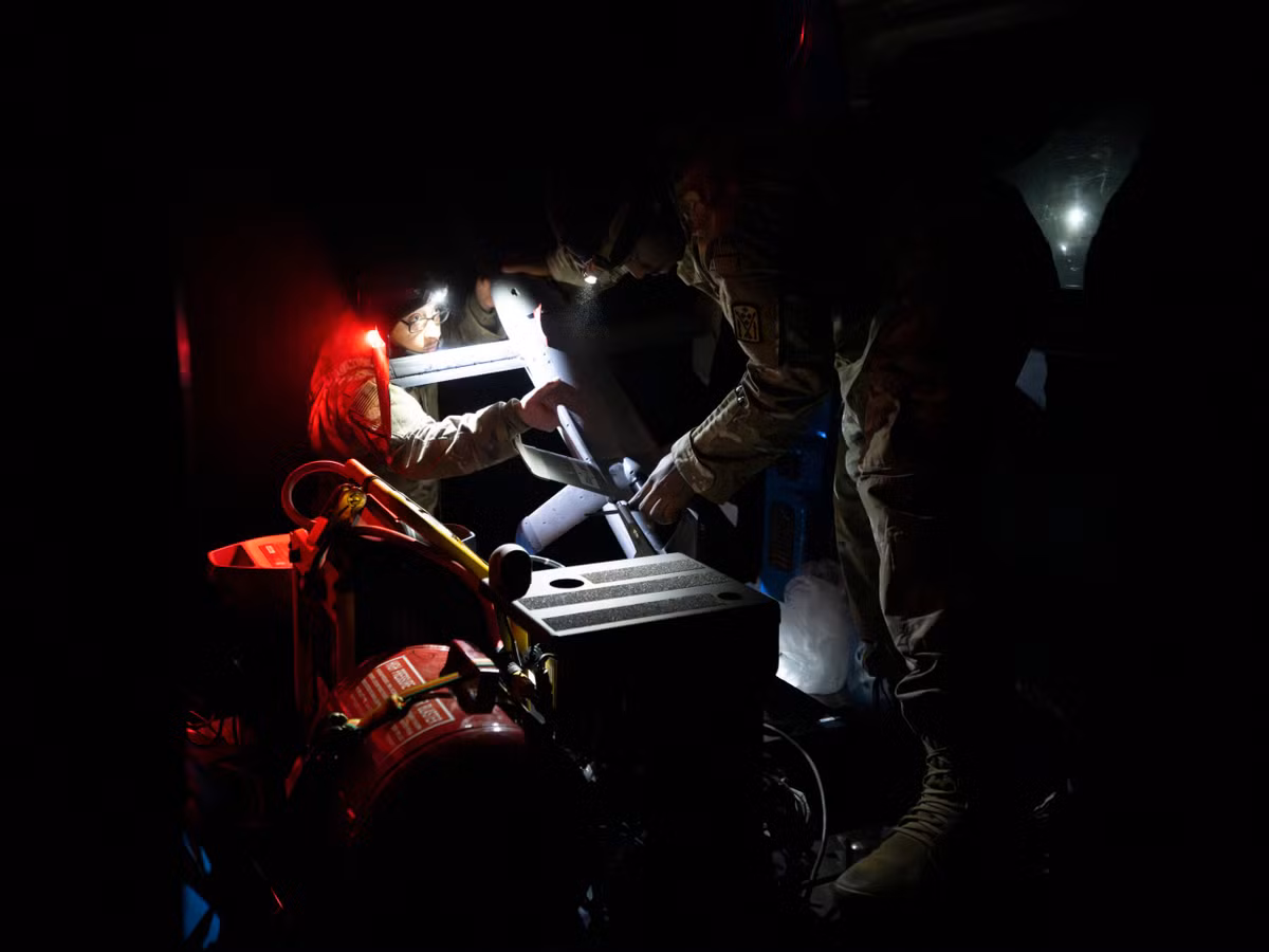 Tuần này, nghị sĩ Jim Himes của bang Connecticut, lãnh đạo phe Dân chủ trong Ủy ban Tình báo Hạ viện, cho biết: “Chúng ta khá giỏi trong việc bắn hạ tên lửa. Điều khó khăn hơn nhiều đối với chúng ta là kho máy bay không người lái khổng lồ của Iran, rất khó phát hiện và khó bắn hạ.”