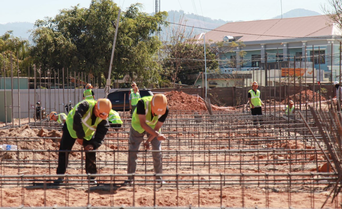 Công nhân đang thi công công trình trường ở các xã vùng biên giới Quảng Ngãi. Ảnh: Hoàng Thanh.