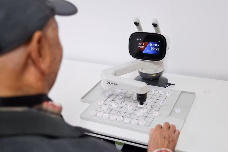 Cụ thể, Bộ Công nghiệp và Công nghệ Thông tin, phối hợp với Bộ Dân chính, đã ban hành một thông báo mời các công ty và startup robot trên toàn Trung Quốc tham gia vào dự án thí điểm.