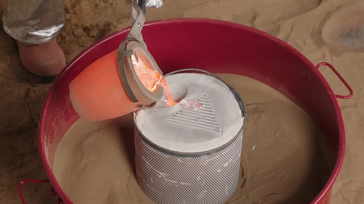 XNZ sử dụng nhựa (PLA) và phủ một lớp vật liệu chịu nhiệt dày lên trên. Khi được nung nóng, vật liệu mềm bên trong sẽ tan chảy hoặc cháy hết, để lại một khoang rỗng có thể được sử dụng như khuôn thật. Tại thời điểm này, bạn sẽ đổ kim loại nóng chảy vào, nó sẽ đông đặc nhanh chóng, tạo ra cấu trúc kim loại thực sự mà bạn cần.