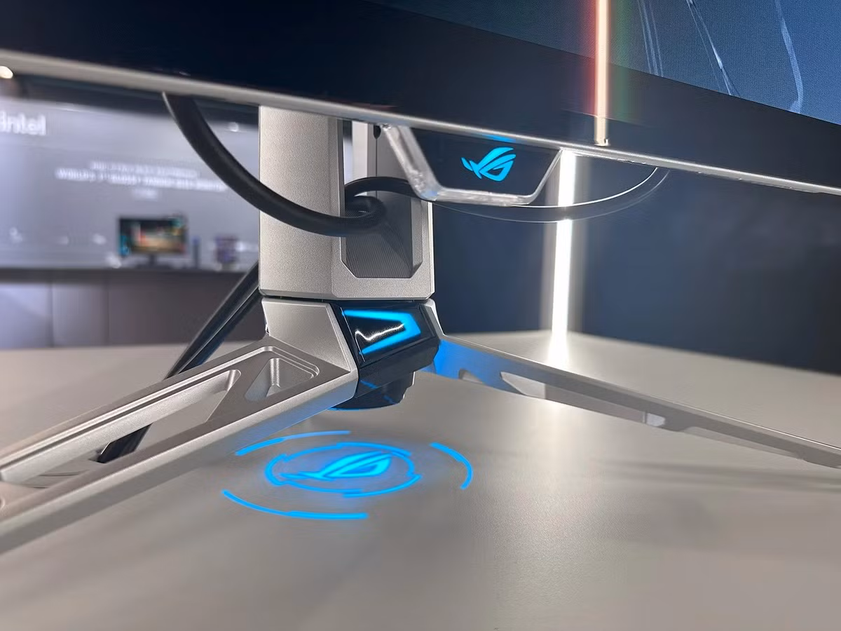 Dưới chân màn hình thiết kế tính năng chiếu sáng được cập nhật với màu xanh lam.