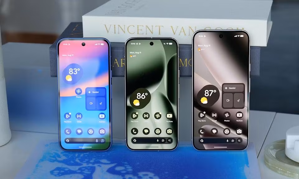 Pixel 10 và Pixel 10 Pro có cùng màn hình 6,3 inch, trong khi Pixel 10 Pro XL sở hữu màn hình lớn 6,8 inch. Tất cả đều được trang bị tấm nền OLED và bảo vệ bởi kính Gorilla Glass Victus 2. Một nâng cấp đáng chú ý là độ sáng màn hình đã được cải thiện đáng kể: Pixel 10: Độ sáng tối đa 3.000 nits. Pixel 10 Pro/Pro XL: Độ sáng HDR 2.200 nits và độ sáng tối đa 3.300 nits.