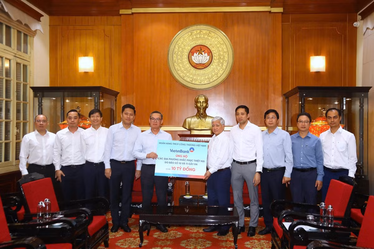 Chủ tịch Đỗ Văn Chiến tiếp nhận ủng hộ từ Ngân hàng VietinBank. Ảnh: Lê Khánh.