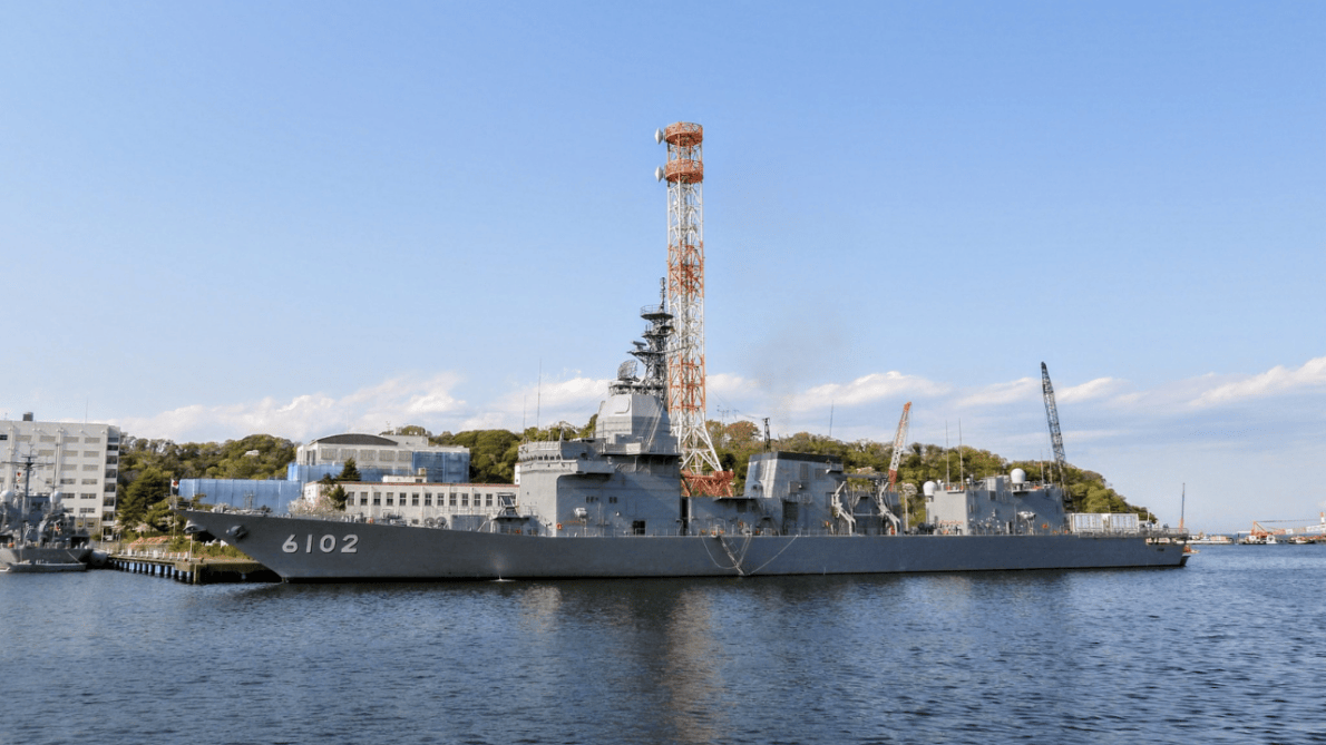 Con tàu thuộc lớp Kurihama, được đưa vào biên chế từ năm 1995 để quân đội Nhật Bản thử nghiệm các hệ thống tích hợp.