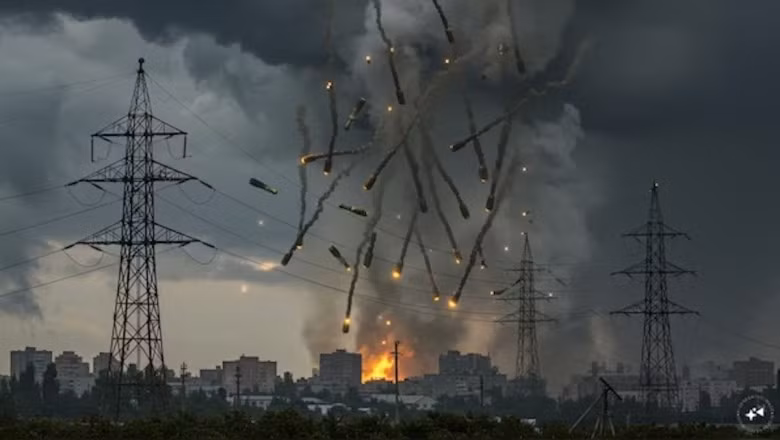 Hải quân Hoa Kỳ đã sử dụng tên lửa Tomahawk phóng từ biển với đầu đạn Kit-2 , bao gồm các cuộn sợi carbon, ở Iraq như một phần của Chiến dịch Bão táp Sa mạc trong Chiến tranh vùng Vịnh năm 1991, nơi nó đã vô hiệu hóa khoảng 85% nguồn cung cấp điện.