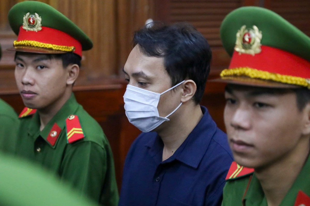 Bị cáo Lê Tuấn Linh tại phiên tòa chiều 19/11. Ảnh: Phạm Thọ.