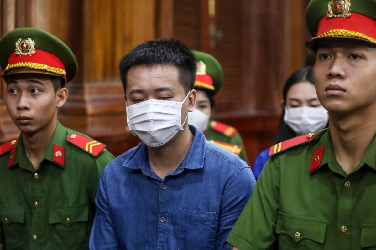 Bị cáo Phạm Quang Linh tại phiên tòa chiều 19/11. Ảnh: Phạm Thọ.