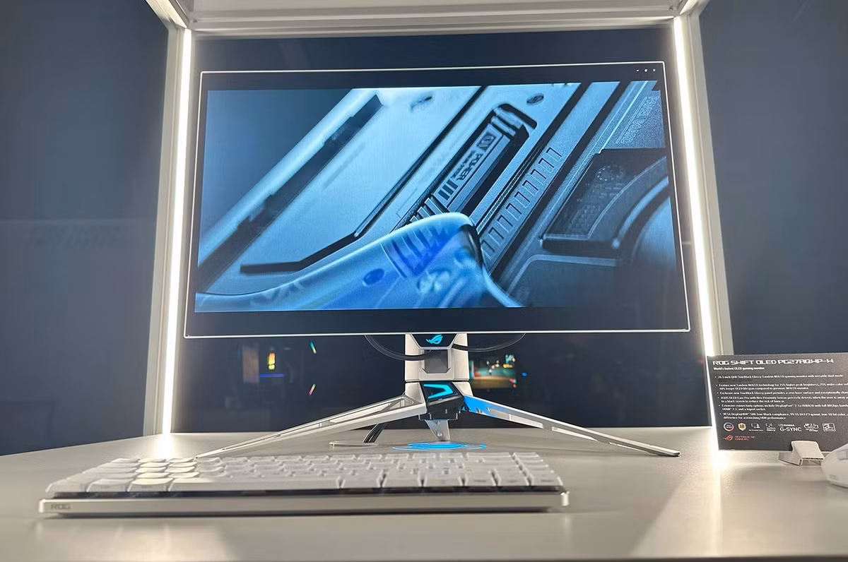 Ai cần màn hình 540Hz chứ đừng nói đến 720Hz? Với tần số quét này, có vẻ như là một sự thừa thải khó hiểu. Nhưng thay vào đó, người dùng mải mê ngắm nhìn thiết kế nhựa trong suốt và bạc mới đầy phong cách và tuyệt đẹp của Asus. Những món đồ công nghệ trong suốt luôn gần gũi và thân thương với tôi, và lớp vỏ bạc nguyên khối thực sự khiến nó nổi bật giữa một biển màn hình khung đen.