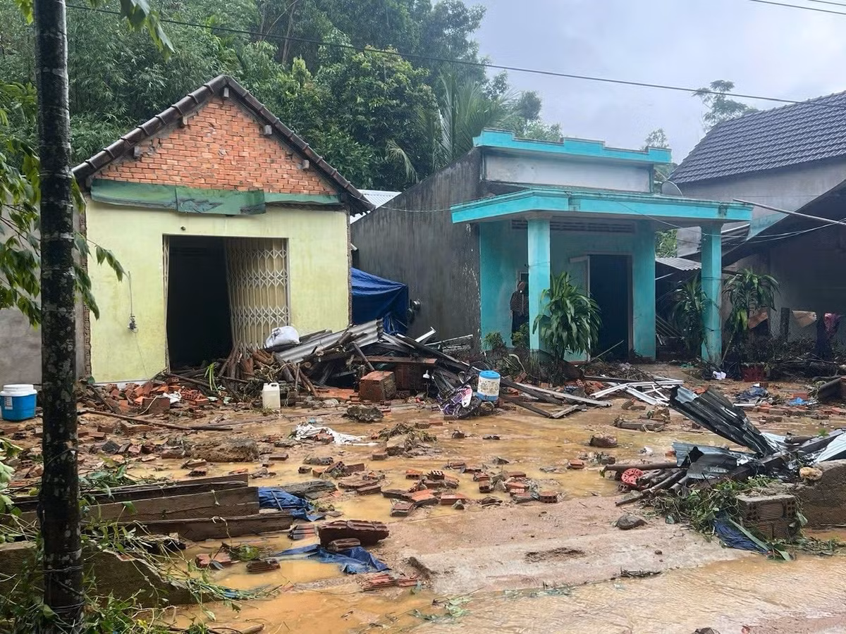 Môi trường thường bị ô nhiễm nghiêm trọng do rác thải, xác động vật, nước thải và bùn đất tích tụ. Nếu không xử lý kịp thời, đây sẽ là nguồn lây lan dịch bệnh nguy hiểm, ảnh hưởng đến sức khỏe cộng đồng.