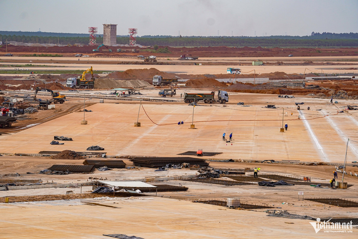 Trời sẩm tối, không khí làm việc hối hả vẫn bao trùm toàn bộ đại công trường sân bay quốc tế Long Thành.
