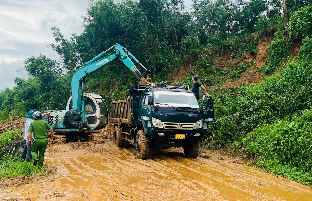 Tại các xã vùng sâu, vùng xa thưa dân, lực lượng công an xã, bộ đội thuộc các khu vực phòng thủ được tổ chức thành các tổ xung kích. Các tổ cùng huy động phương tiện hỗ trợ để nhanh chóng giải quyết các điểm tắc đường, tiếp cận các khu vực bị cô lập trước đó.