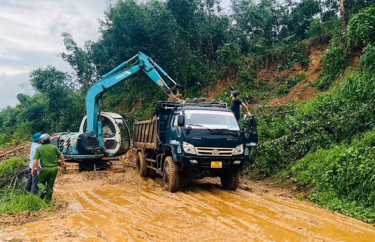 Tại các xã vùng sâu, vùng xa thưa dân, lực lượng công an xã, bộ đội thuộc các khu vực phòng thủ được tổ chức thành các tổ xung kích. Các tổ cùng huy động phương tiện hỗ trợ để nhanh chóng giải quyết các điểm tắc đường, tiếp cận các khu vực bị cô lập trước đó.