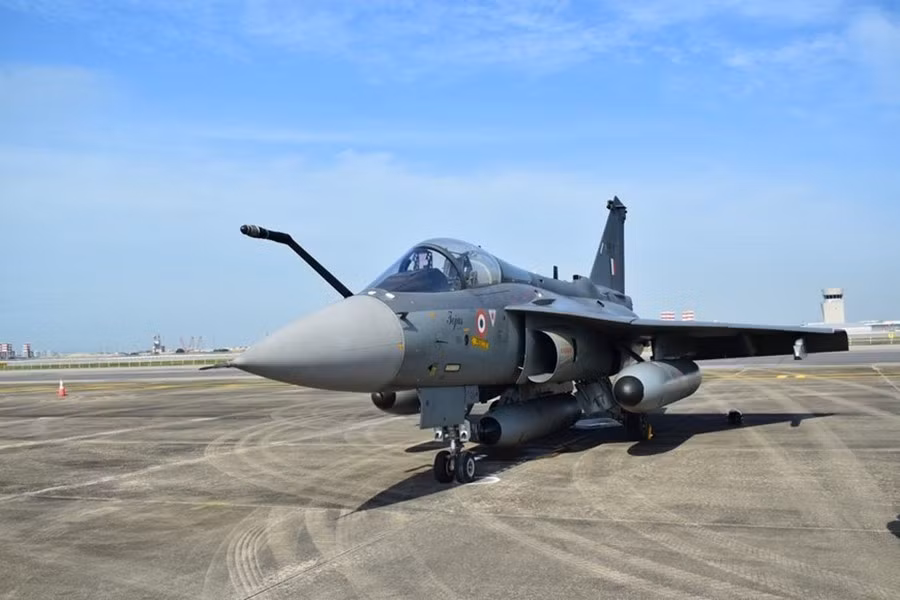 Ngoài Tejas Mk 1A, HAL cũng dự kiến sẽ ký kết thêm các hợp đồng cho hơn 200 máy bay LCA Mk 2 và một số lượng tương đương máy bay chiến đấu hạng trung tiên tiến (AMCA), chương trình tiêm kích thế hệ thứ năm của Ấn Độ.