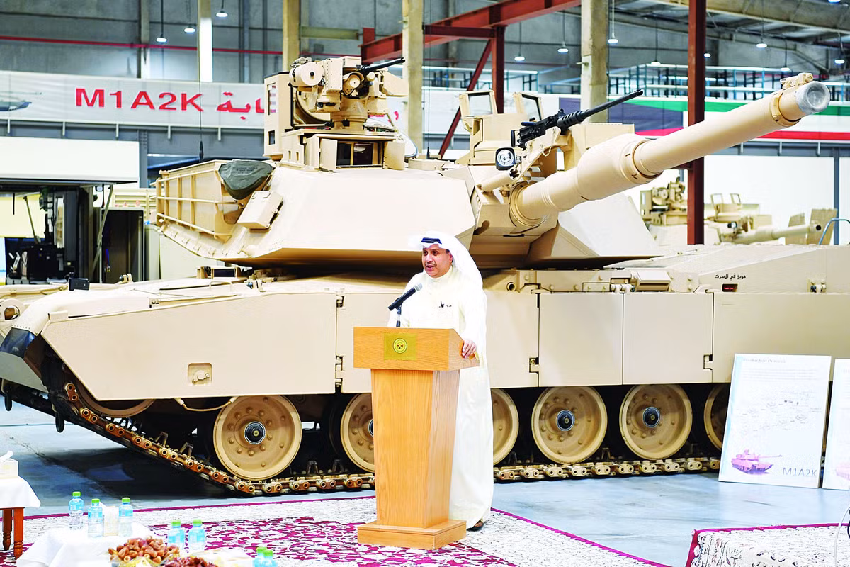 Biến thể M1A2K, được phát triển riêng cho Kuwait, bao gồm các bản nâng cấp giải quyết môi trường hoạt động khắc nghiệt của Trung Đông. Một tính năng chính là Giá đỡ chống vật chất Counter Sniper, đặt súng máy hạng nặng M2 12,7mm phía trên súng chính, cho phép kíp lái tấn công các mục tiêu nhẹ hơn mà không cần tiêu tốn đạn 120mm.