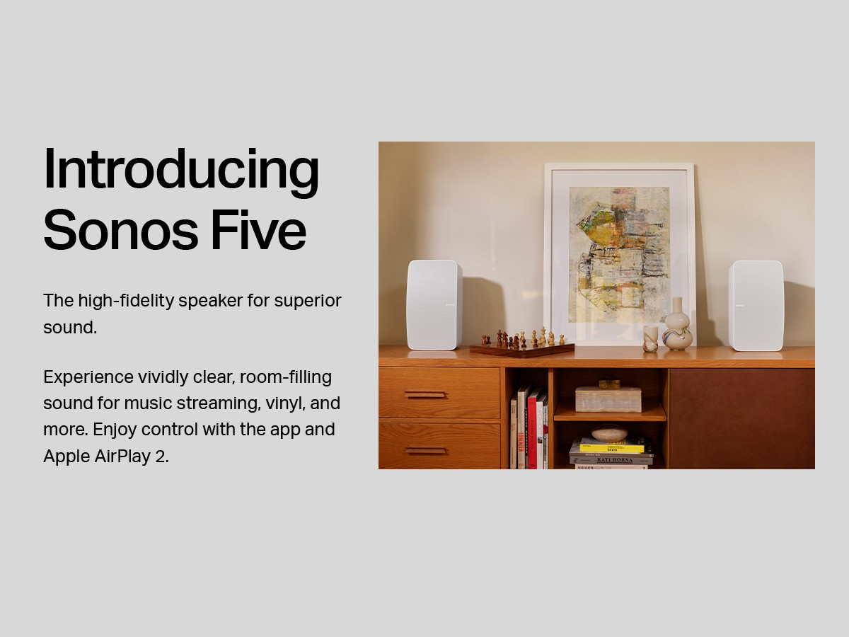 Ngoài ra, loa còn được trang bị ba loa trầm (woofer) tạo nên âm trầm sâu lắng, trong khi hai loa tweeter bên hông cho phép mở rộng không gian và âm thanh nổi phong phú, mang đến trải nghiệm đắm chìm. Một điểm thú vị khác nằm ở vị trí đặt loa. Nếu bạn đặt loa theo chiều dọc, Sonos Five sẽ tự động chuyển sang âm thanh đơn âm. Nếu bạn đặt loa theo chiều ngang, loa sẽ mang đến trải nghiệm âm thanh nổi. Bạn cũng có thể tải xuống ứng dụng Sonos và kết nối tất cả các dịch vụ phát trực tuyến để phát nhạc, sách nói, v.v.