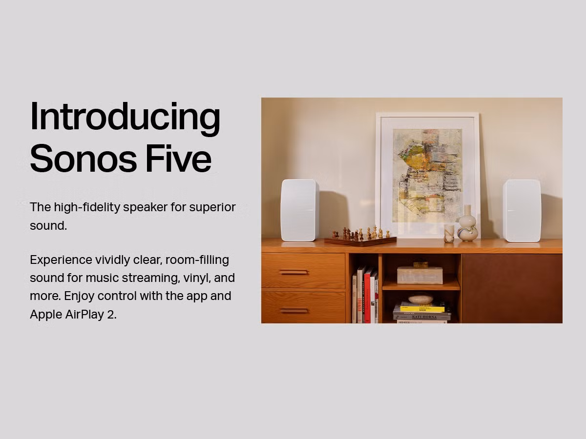 Ngoài ra, loa còn được trang bị ba loa trầm (woofer) tạo nên âm trầm sâu lắng, trong khi hai loa tweeter bên hông cho phép mở rộng không gian và âm thanh nổi phong phú, mang đến trải nghiệm đắm chìm. Một điểm thú vị khác nằm ở vị trí đặt loa. Nếu bạn đặt loa theo chiều dọc, Sonos Five sẽ tự động chuyển sang âm thanh đơn âm. Nếu bạn đặt loa theo chiều ngang, loa sẽ mang đến trải nghiệm âm thanh nổi. Bạn cũng có thể tải xuống ứng dụng Sonos và kết nối tất cả các dịch vụ phát trực tuyến để phát nhạc, sách nói, v.v.