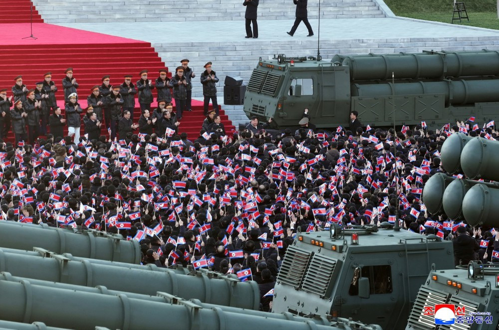 Giới phân tích Hàn Quốc nhận định việc tổ chức lễ bàn giao với sự tham dự trực tiếp của nhà lãnh đạo Triều Tiên cho thấy khả năng hệ thống phóng rocket đa nòng 600mm phiên bản mới sẽ sớm được triển khai trong thực tế.