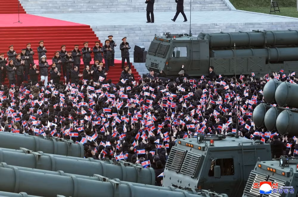Giới phân tích Hàn Quốc nhận định việc tổ chức lễ bàn giao với sự tham dự trực tiếp của nhà lãnh đạo Triều Tiên cho thấy khả năng hệ thống phóng rocket đa nòng 600mm phiên bản mới sẽ sớm được triển khai trong thực tế.
