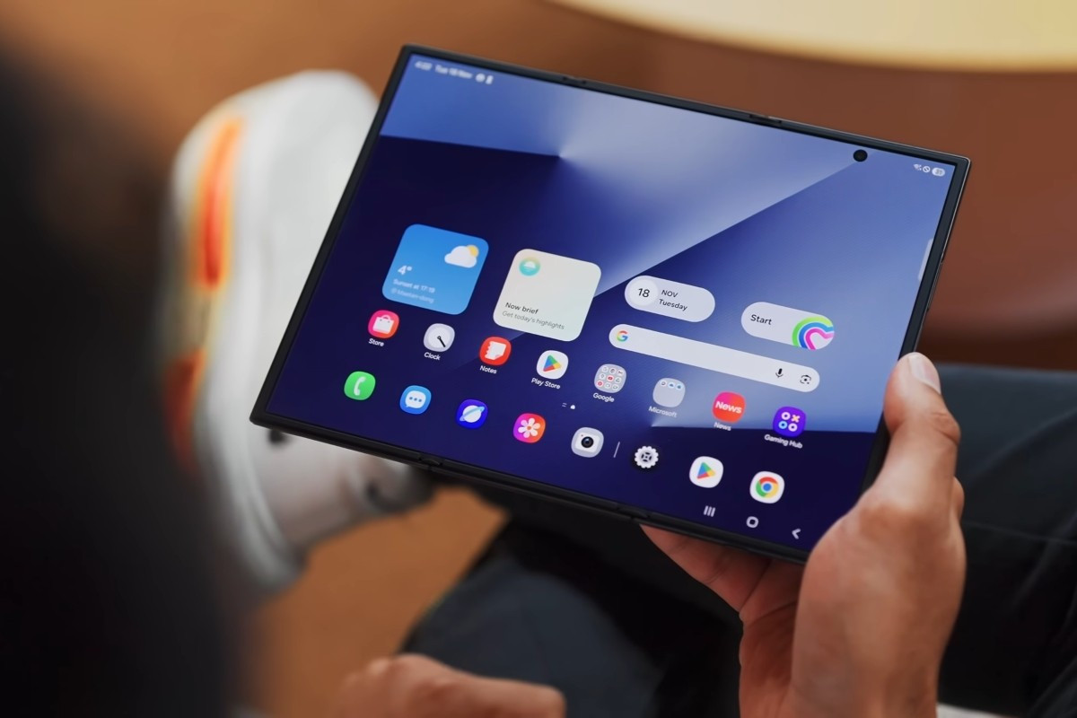 Thay vì gập mở hình chữ Z như mẫu flagship đến từ Huawei, Galaxy Z TriFold sẽ dùng cơ chế gập mở hình chữ U (gập mở tựa như thao tác cuộn vào trong với màn hình ngoài và trong sử dụng 2 tấm nền độc lập).