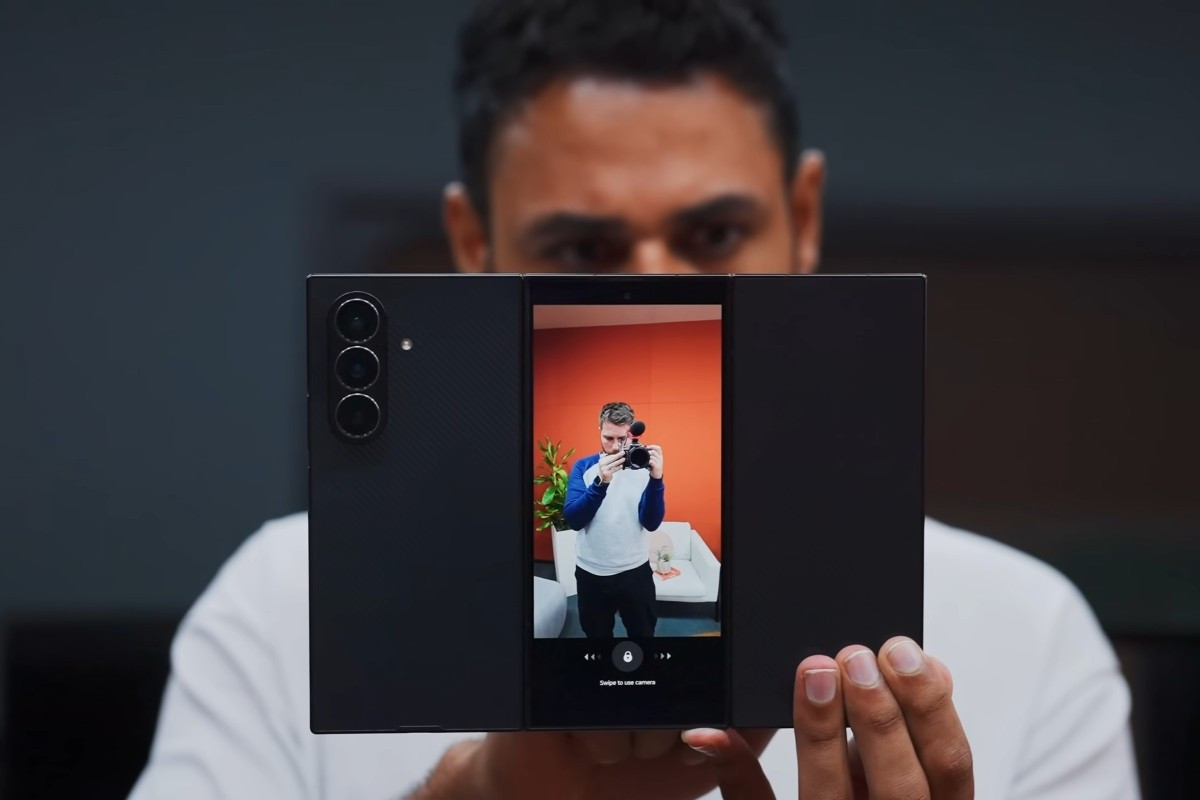 Nhờ vào cơ chế gập 3 hoàn toàn mới, giao diện của camera cũng sẽ có đôi chút khác biệt. Tuy nhiên, những trải nghiệm ban đầu chưa cho thấy việc chụp hình với máy gập 3 sẽ mang lại lợi thế đáng kể nào so với các sản phẩm gập 2 truyền thống.